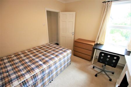 3 Bed Terraced House, St. Edwards Road, RG6 - Photo 4