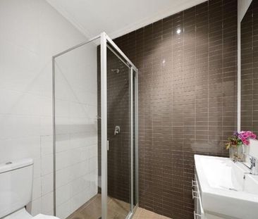 Spacious Two-Bedroom Apartment – Top Floor Location - Photo 3