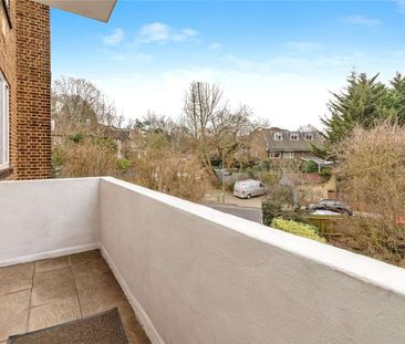 Excellent size 3 bedroom lateral flat, in a highly regarded develop... - Photo 5