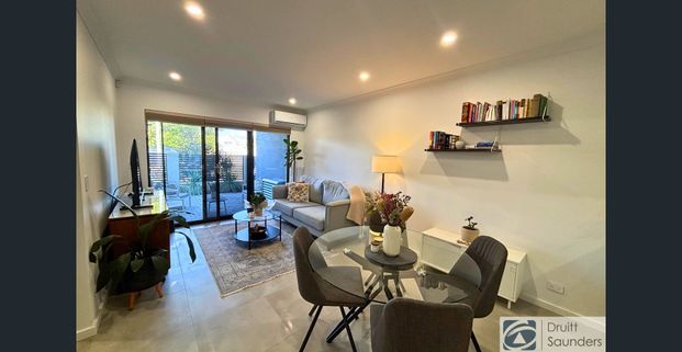 Stylish & Modern Apartment HOME OPEN WEDNESDAY 10 DECEMBER AT 10.30AM SHARP! - Photo 1