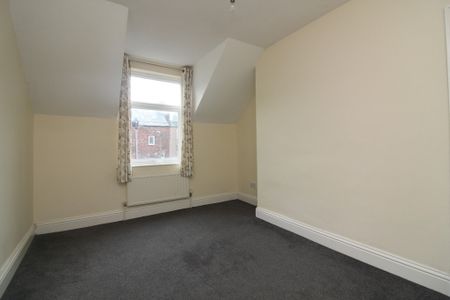 3 Bedroom End Terraced House - Photo 2