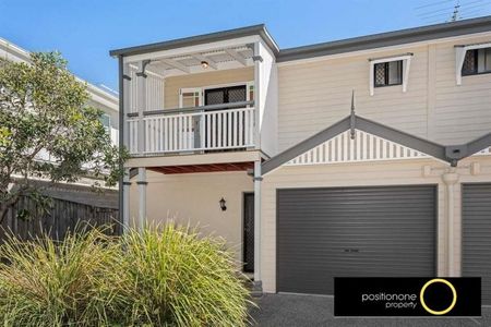 Large Townhouse Backs Onto Parkland - Photo 4