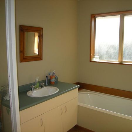 Easy Living On Edward Street - Photo 5
