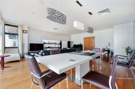 Savills are delighted to present this spacious residence in the sought-after Discovery Dock West development. - Photo 2