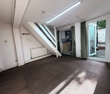 One bedroom Basement Flat with Garden ideal for working couples- Pl... - Photo 1