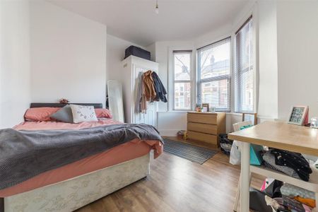 3 bedroom flat to rent - Photo 5