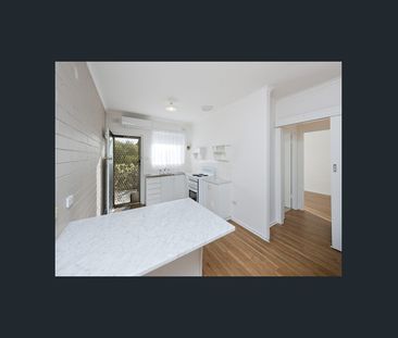 Lovely Quiet Position, Upstairs Unit. Close to CBD. - Photo 5