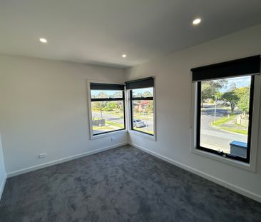 Massive Family Residence! Two Master Bedrooms & Double Living! - Photo 2