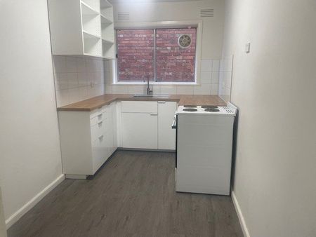 Tidy Two Bedroom Apartment - Photo 2