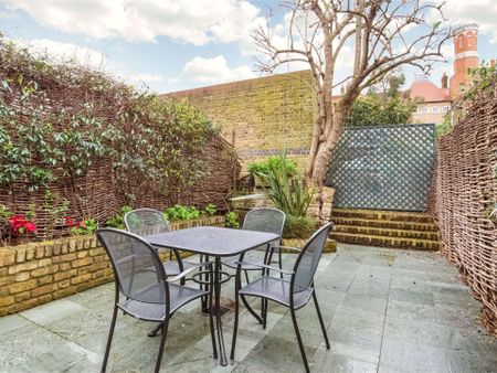 Spacious and very well presented four bedroom family home offering excellent living accommodation in the heart of Parsons Green. This property also benefits from a garden and cellar. - Photo 5