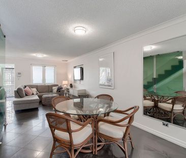 Inner-City haven with back yard, spa & pet friendly! - Photo 1