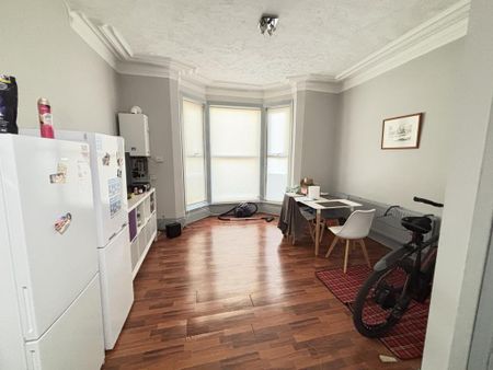 4 bedroom flat to rent - Photo 2
