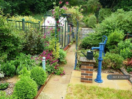 1 bedroom in a house share to rent - Photo 5