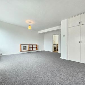 Studio Flat, Rockley Court, W14 - Photo 2