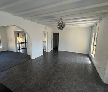 SPACIOUS 5 BEDROOM HOME WITH POOL, SPA & MULTIPLE LIVING AREAS! - Photo 4