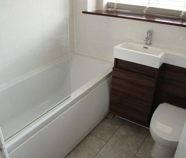 2 bedroom end of terrace house to rent - Photo 5