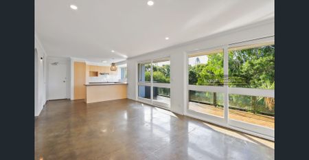 2br well presented top floor north facing unit - Photo 5