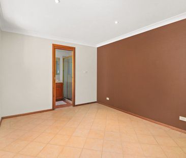 Beautiful Home in a Quiet Neighbourhood - Photo 5