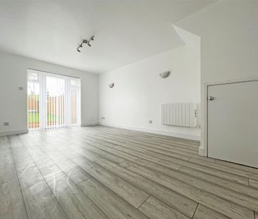 2 bedroom Town house to rent - Photo 3