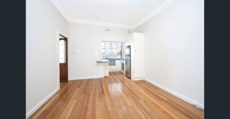 Spacious apartment in ultra-connected Sydney village - Photo 2