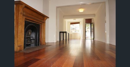 "Stylish Terrace House in a Convenient Location" - Photo 2