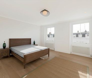 Elegant two-bedroom apartment set within a white stucco-fronted building in the heart of Pimlico, SW1V. - Photo 3