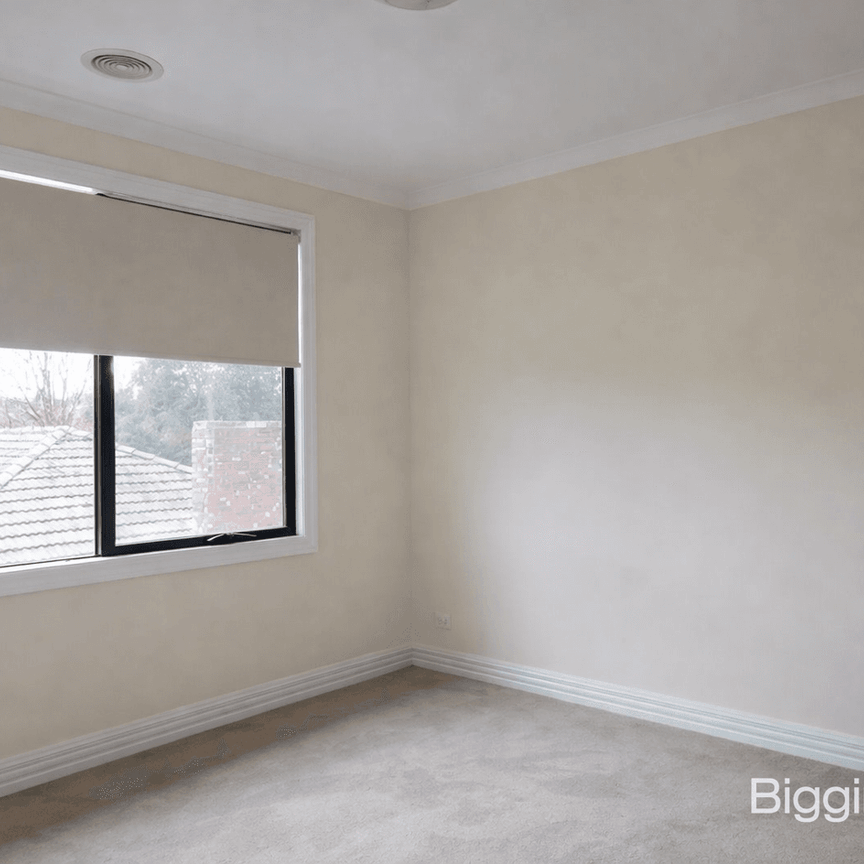 Spacious & Modern 5-Bedroom Townhouse - Photo 1