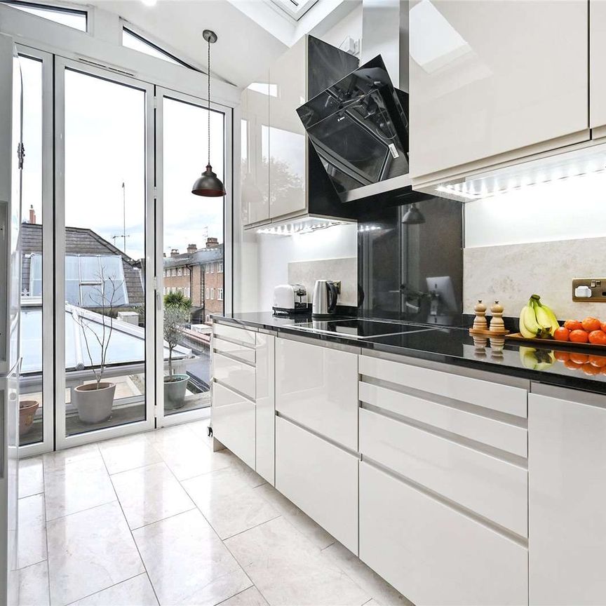 A brilliant two bedroom apartment on the Fulham Road close to all the local amenities. - Photo 1