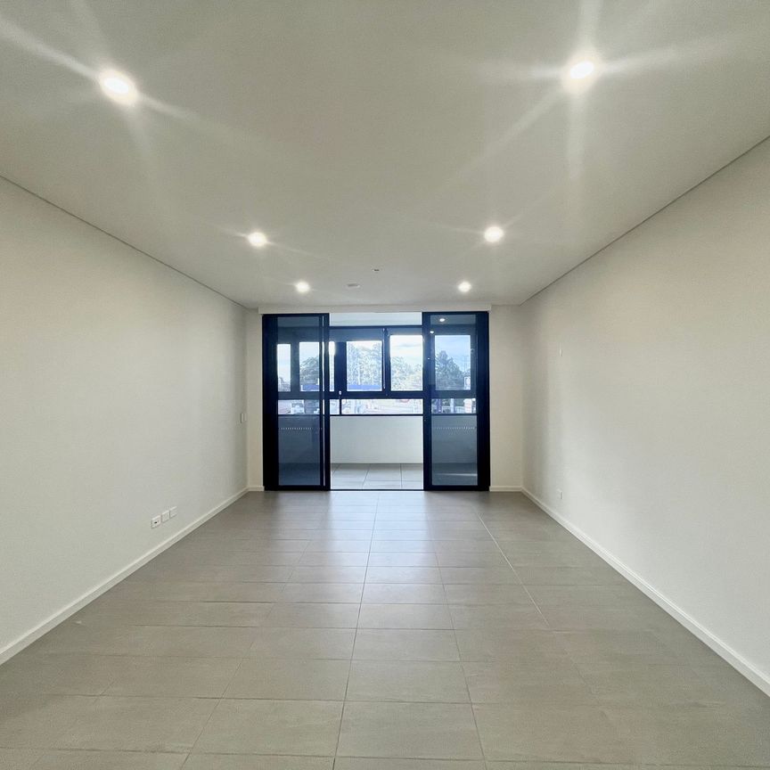 North Face | Stunning| Bright Two Bedder plus a Winter Garden Apartment in Melrose Park - Photo 1