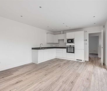 A stylish and contemporary home set in Biggin Hill. - Photo 2