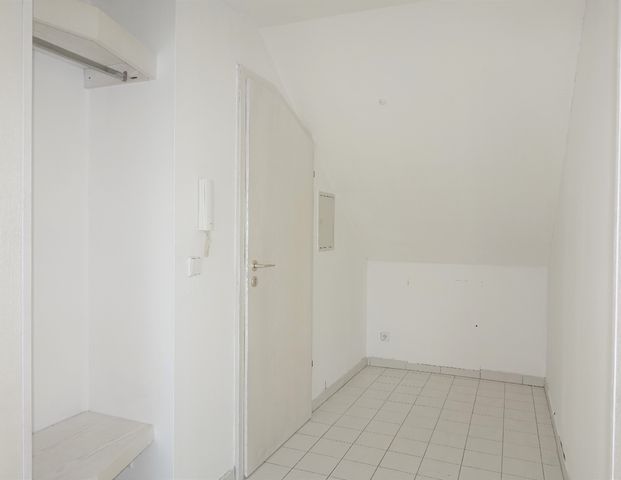 Gepflegte ca. 89 m² große DG-Wohnung mit großem Wohn-/​Esszimmer, Tageslichtbad und PKW-Stellplatz - Photo 1