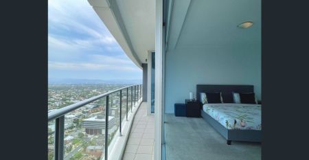 Luxurious Fully Furnished Apartment with Stunning Views - Photo 5