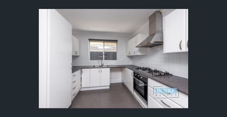 SPACIOUS FAMILY HOME - GREAT LOCATION! - Photo 4