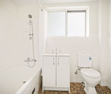 Charming 2-Bedroom Unit in Convenient Minto Location - Photo 4