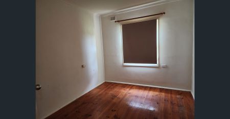 Cheap and Cheerful! ALL enquiries via email only please. - Photo 3