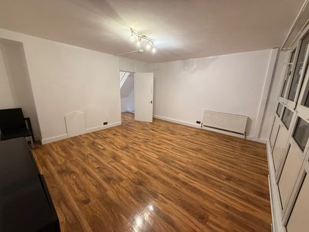 3 Bed Maisonette, Giraud Street, E14 - Photo 2