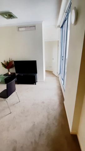 2 beds 1 bath - Photo 2