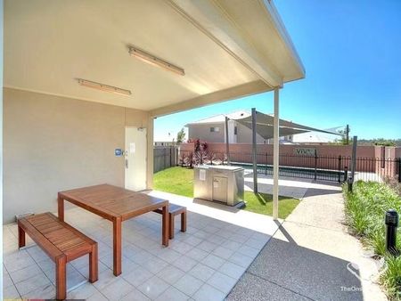 Double garaged 3 bedroom townhouse in Central Calamvale area - Photo 4