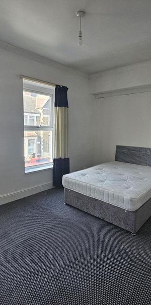 1 bedroom in a house share to rent - Photo 1