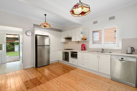 Welcoming Family Home with an Outdoor Studio - Photo 3