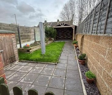 3 bedroom end of terrace house to rent - Photo 1