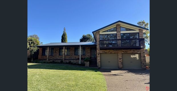 Stylish, Light-Filled Family Home in a Quiet North Nowra Street - Photo 1