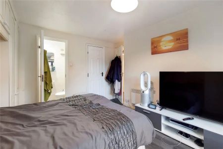 2 bedroom in London - Photo 4