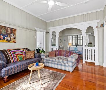 CHARASMATIC HOME IN THE HEART OF LUTWYCHE - Photo 2