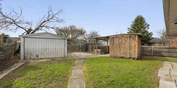Spacious Three-Bedroom Residence with Expansive Yard - Photo 3