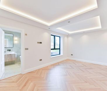 4 Bed Terraced House, Winston Close, SW20 - Photo 2