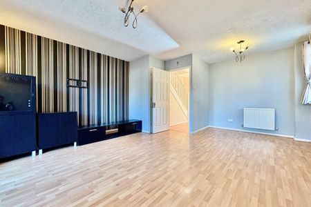 Village Close, Hoddesdon, Herts - Photo 3