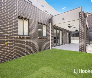 Beautiful 5 Bedroom Home! - Photo 1