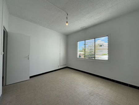 A LOUER - Saint-Denis centre-ville - Maison de ville mitoyenne T3 avec terrasse et jardin - Photo 2