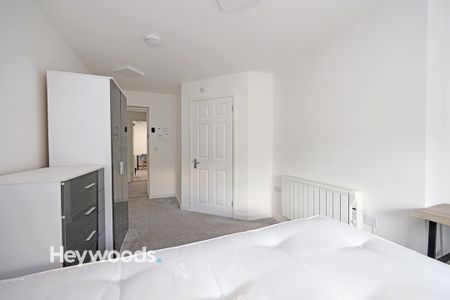 House of multiple occupation to rent in Room 2, Ironmarket - Photo 5